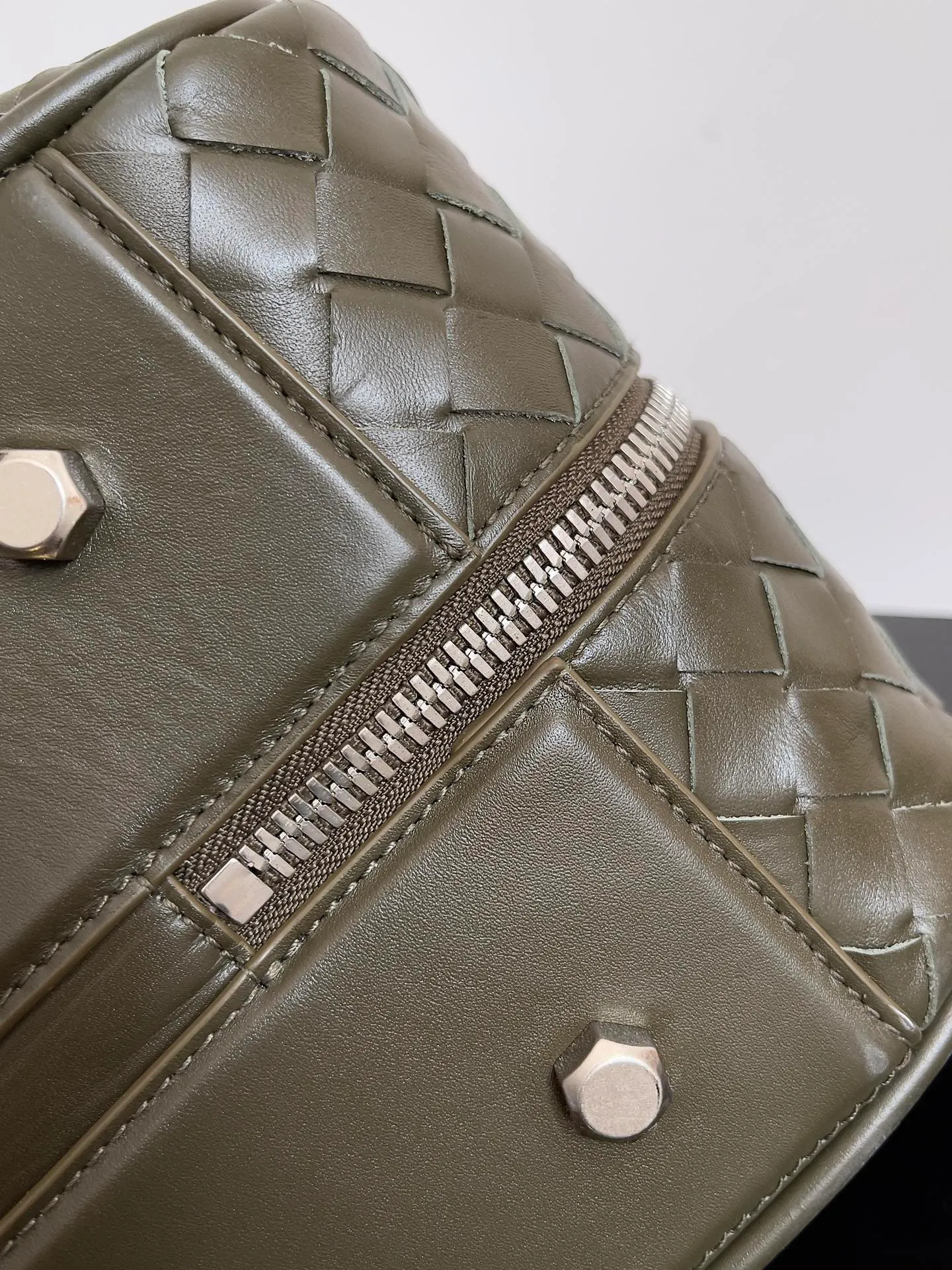 Batch 3960 Let's go on a trip✈️BOTTEGA VENETA men's travel bag is no heavier than a suitcase. The capacity and lightness of this travel bag are really suitable for short trips. The soft cow leather reduces the burden on the hands. The capacity is very nice. Style number: 765620 Size: 50*41*15cm